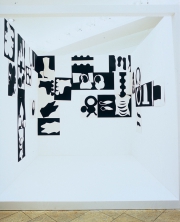 Weiße Tasche-schwarzer Schuh, Altmarktgalerie Dresden, 2004, Foto Franz Zadnicek