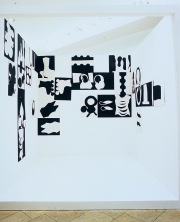 Weiße Tasche-schwarzer Schuh, Altmarktgalerie Dresden, 2004, Besitz Städtische Galerie Dresden, Foto Franz Zadnicek