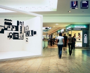 Weiße Tasche - schwarzer Schuh,  Altmarktgalerie Dresden, 2004, Foto Franz Zadnicek